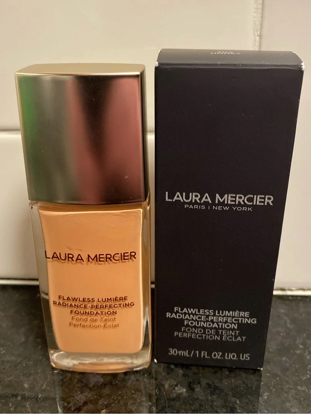Laura Mercier - Flawless Lumière Radiance-Perfecting Foundation (3N2-Honey) - Picture 12 of 16